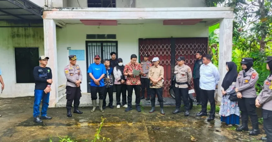 PN Sambas Eksekusi Putusan Perdata di Dusun Sukaramai, Pagar Objek Sengketa Dibongkar
