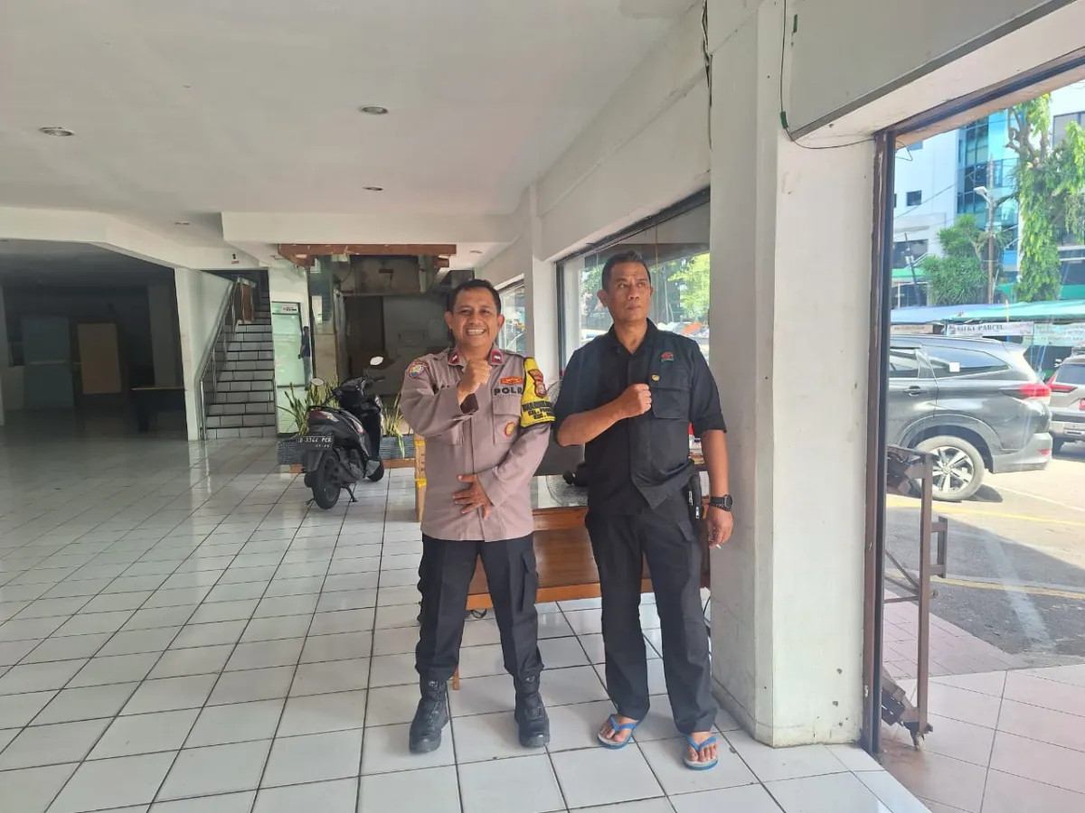 Bhabinkamtibmas Pegangsaan Gelar Patroli Dialogis di Gedung AGP untuk Perkuat Keamanan