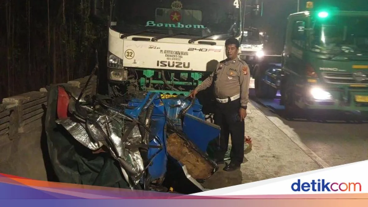 Bajaj Penyek Terimpit Trailer di Marunda
