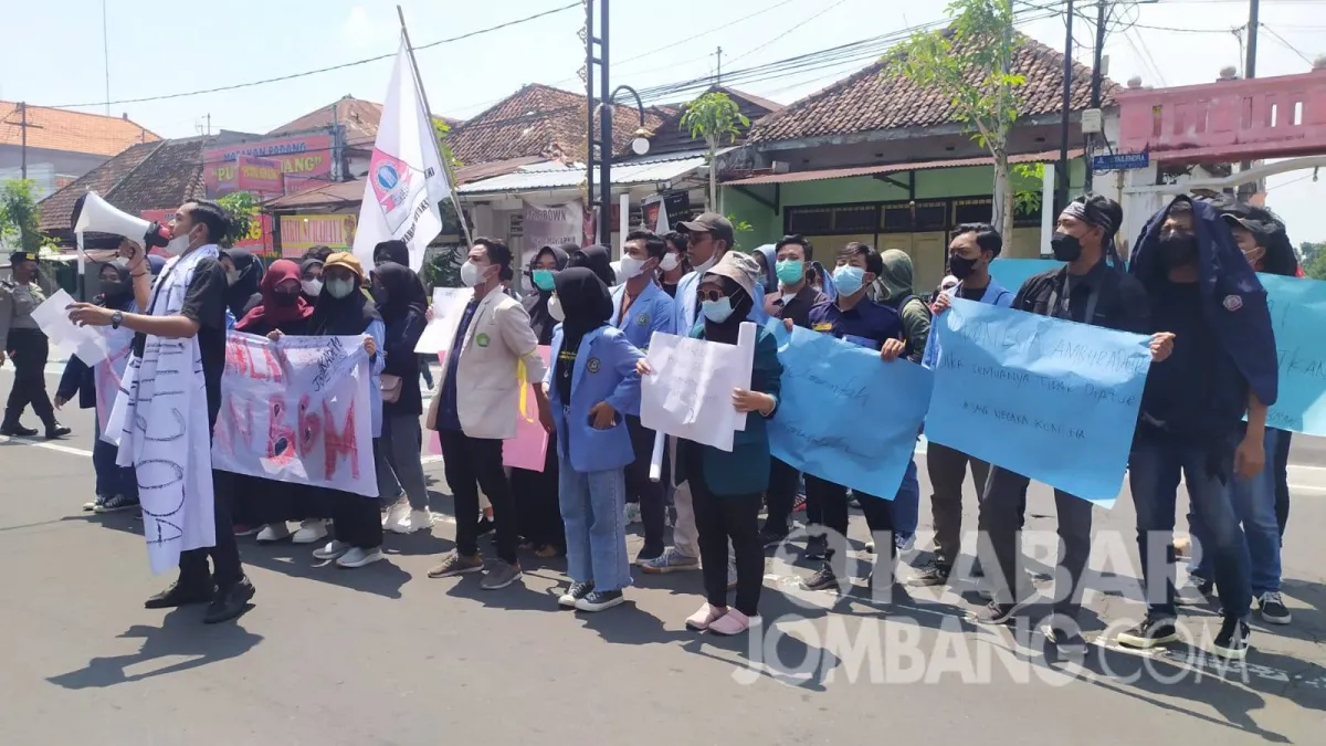 Aliansi BEM Jombang Gelar Aksi di DPRD, Sampaikan Tuntutan Isu Nasional dan Lokal