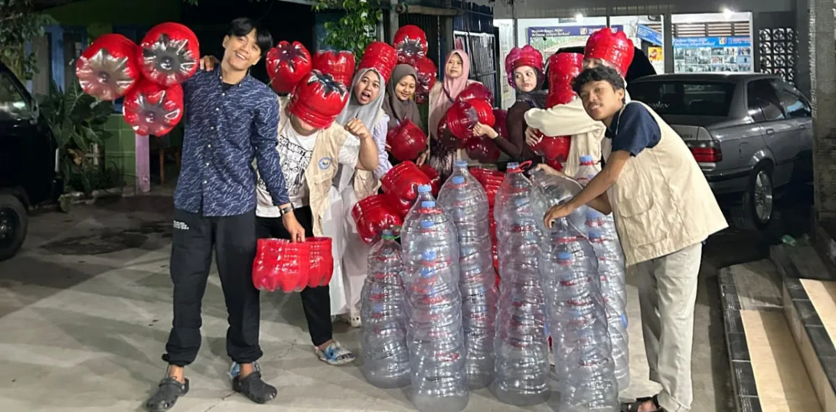 Mahasiswa KKN UAD Ubah Galon Bekas Jadi Pot Sayur di RW 12 Celeban Yogyakarta