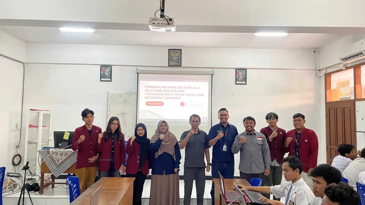 Mahasiswa Sains Data Telkom University Surabaya Kenalkan Literasi Data di SMK Antartika 1 Sidoarjo