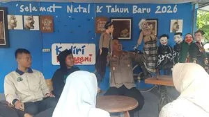 Kapolsek Kediri Kota Sampaikan Pesan Tahun Baru Lewat Pertunjukan Wayang di Pos Pengamanan