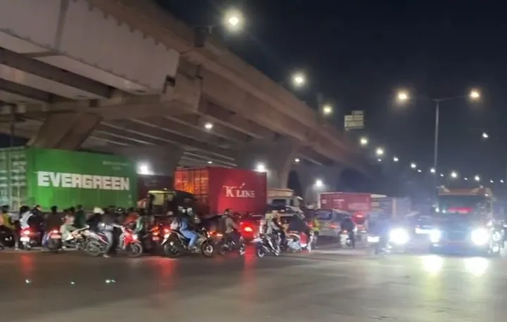 Kemacetan Parah Lumpuhkan Jalur Logistik Jakarta Utara hingga Tengah Malam, Diduga Dipicu Truk Trailer