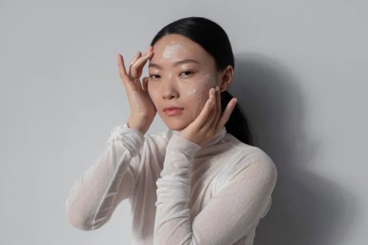 Tren Glass Skin: Influencer Korea Ungkap Masker Kolagen Rumahan dari Rice Paper dan Air Rendaman Beras