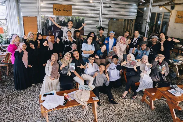 Komunitas Kawah Sastra Ciwidey Gelar Bedah Buku “Telinga Tak Dijual di Pasar Saham”