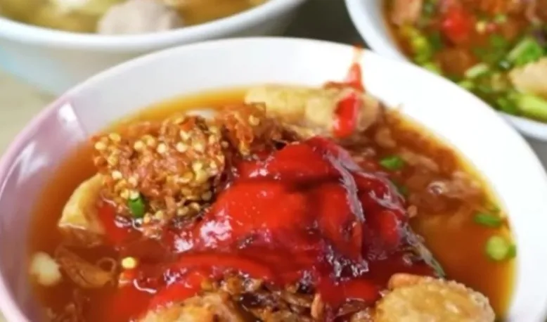 Dua Rekomendasi Street Food Surabaya: Bakso Pak War dan Tahu Telur Pak Jayen