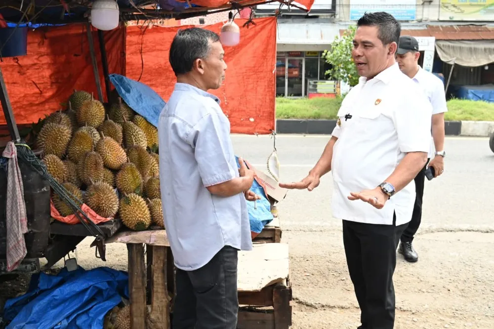 Bupati Aceh Besar Tinjau Pedagang Durian di Lambaro dan Berdialog di Lokasi