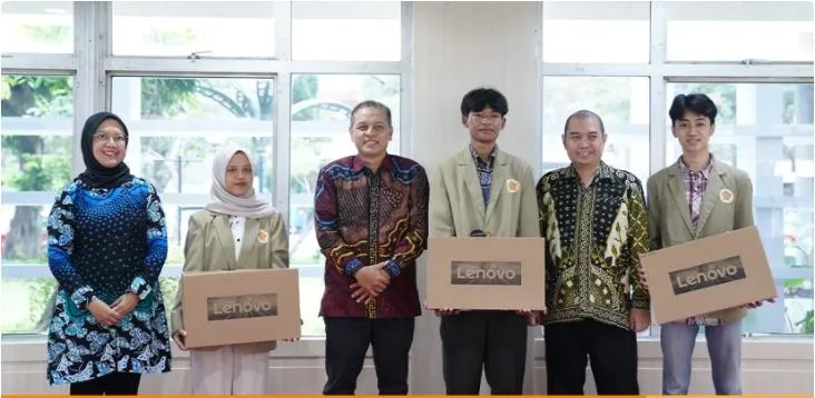 Alumni FEB UGM Angkatan 1995 Serahkan Bantuan 18 Laptop untuk Mahasiswa