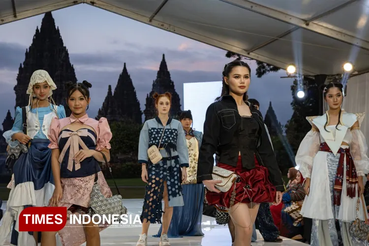 Fashion Show FDB Universitas Ciputra di Candi Prambanan Angkat Dialog Warisan Budaya dan Mode Kontemporer