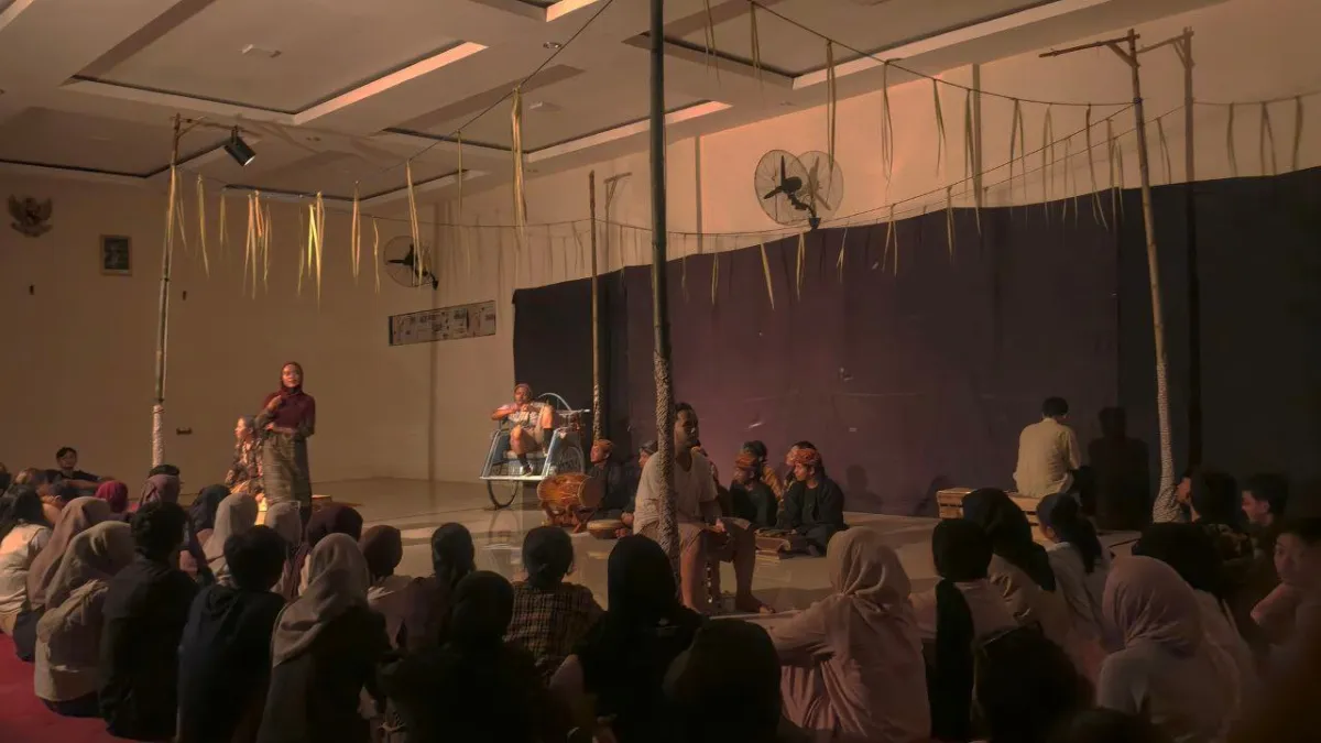 Teater Sandur Sedhet Srepet Pentaskan “Lurung Kala Bendu”, Potret Utang dan Rapuhnya Relasi Warga Lurung