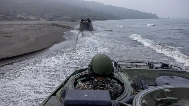 Kapal Perang AS dan Inggris Melintasi Selat Taiwan, China Sebut Provokasi