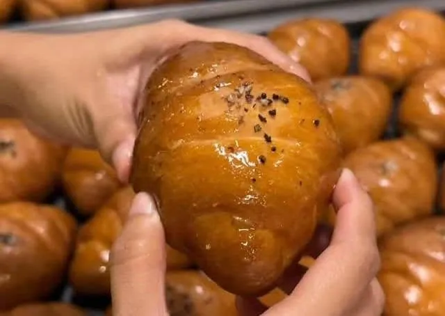Little Salt Bread Viral di Glodok dan Blok M, Ini Menu, Harga, dan Jam Operasionalnya