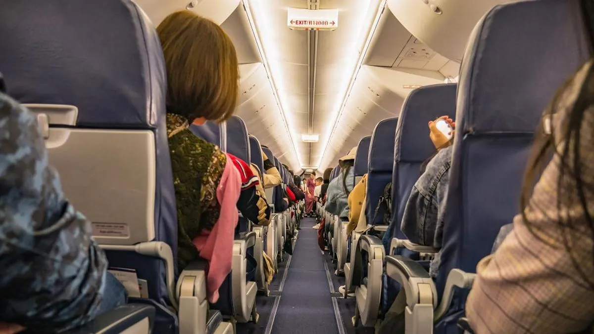 Tren Viral Duduk Meringkuk di Pesawat Diklaim Nyaman, Namun Disebut Berisiko Fatal