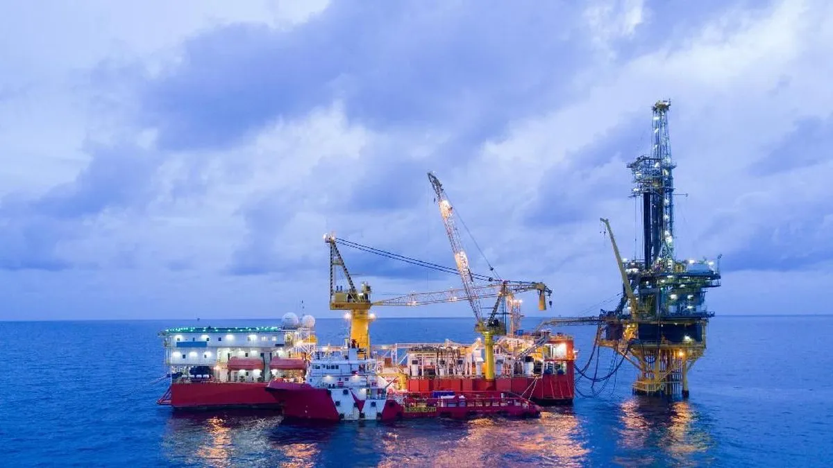 Minyak Turun di Bawah US$100, Pasar Lega Sesaat: Lisensi AS untuk Minyak Rusia dan Bayang-bayang Selat Hormuz