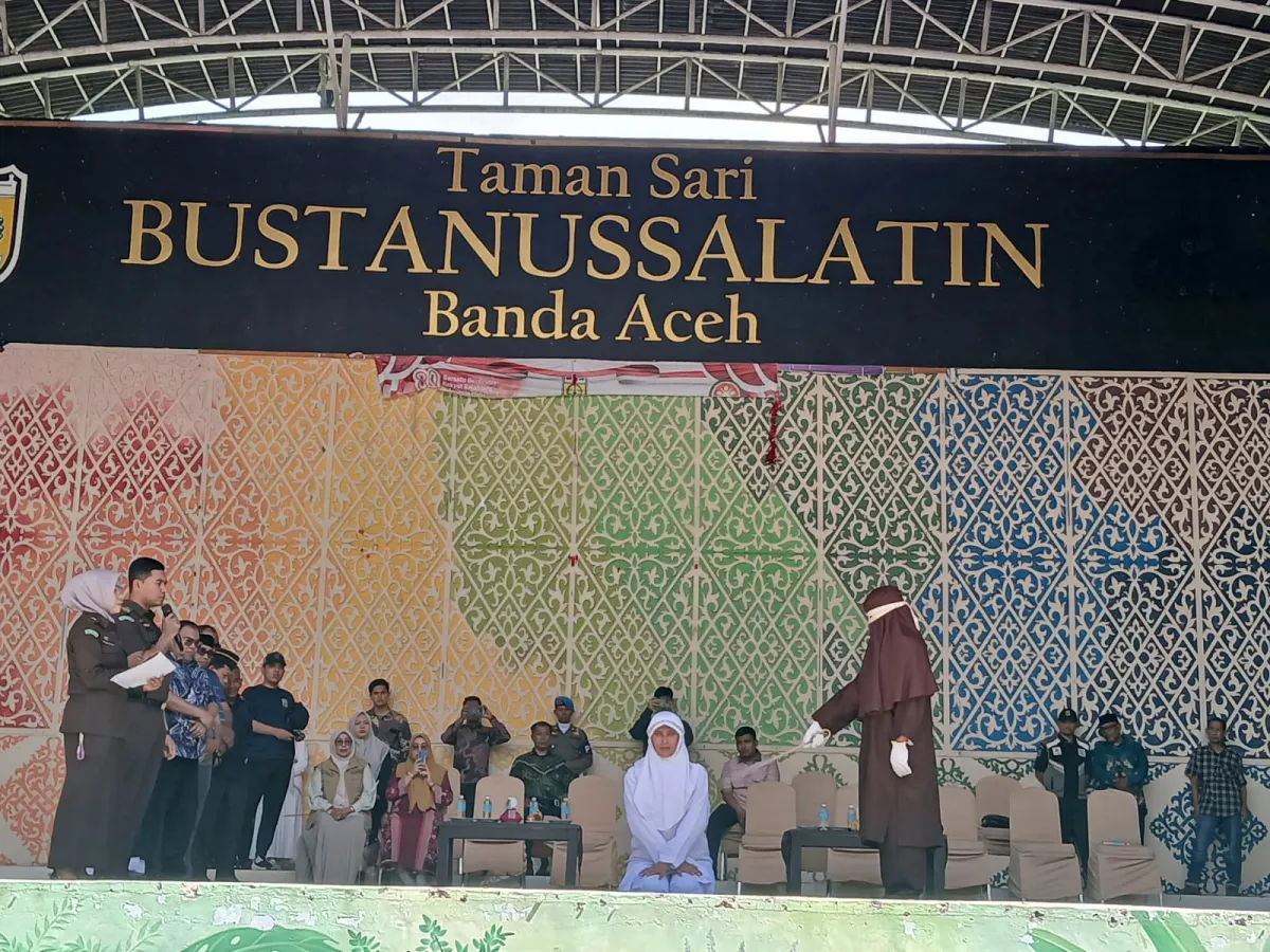Dua Terpidana Kasus Ikhtilat di Banda Aceh Jalani Eksekusi Cambuk di Taman Sari