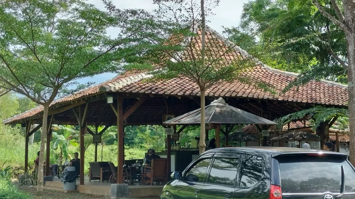 Menjelajah Kuliner Tradisional di Kuningan: Ramesan Cumi dan Saung Kopi Hawu