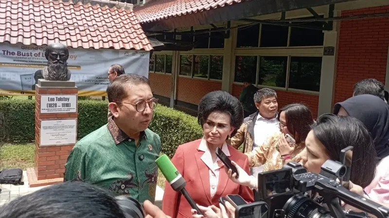 Fadli Zon Sebut Sastra Rusia Termasuk Tradisi Sastra Terbaik Dunia saat Peresmian Patung Tolstoy di UI