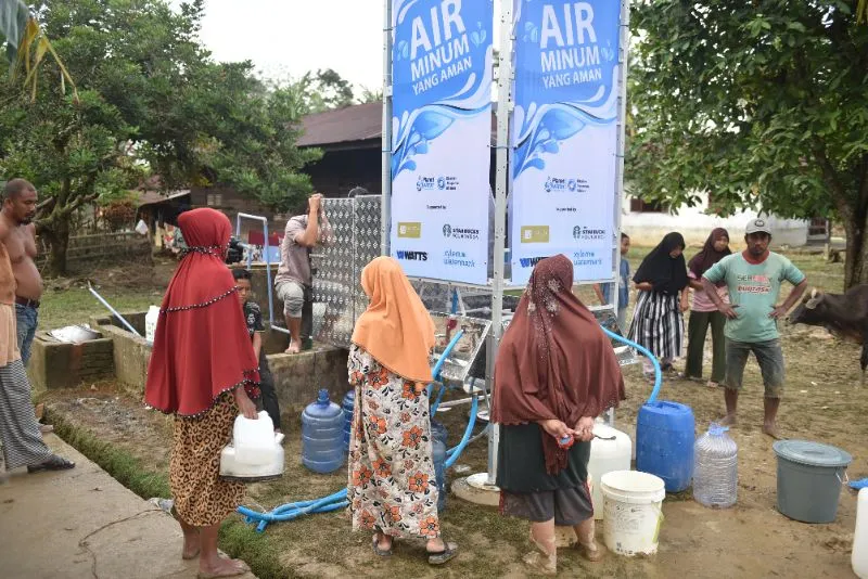 Starbucks Salurkan Bantuan Air Bersih dan Kebutuhan Mendesak bagi Korban Banjir dan Longsor di Sumatra