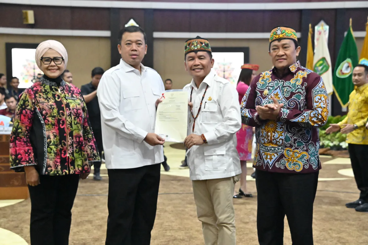 Gubernur Kalteng Hadiri Rakor Pertanahan dan Tata Ruang, Menteri ATR/BPN Serahkan 18 Sertipikat