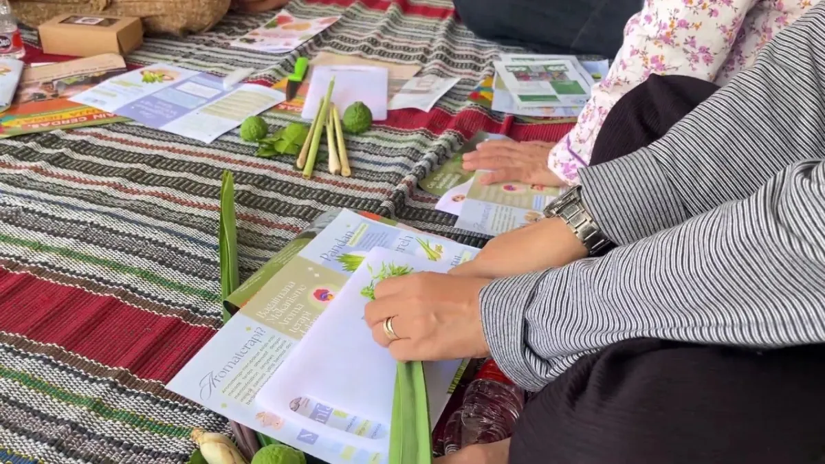 Mahasiswa KKN Undip Gelar Pelatihan Pembuatan Aromaterapi Herbal untuk Ibu-Ibu di Kelurahan Kramas