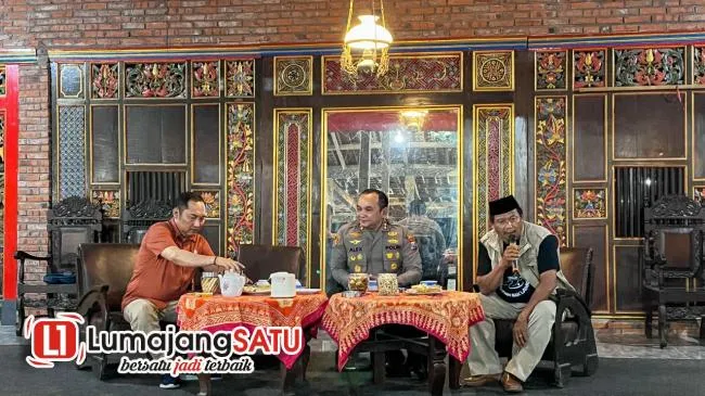 Kapolres Lumajang Ngopi Bareng Kepala Desa, Tekankan Sinergi Jaga Keamanan dan Antisipasi Hoaks Pilkades