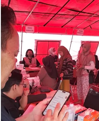 Diskominfotik Bandung Barat Pasang Internet Satelit Starlink di Posko Bencana Longsor Cisarua