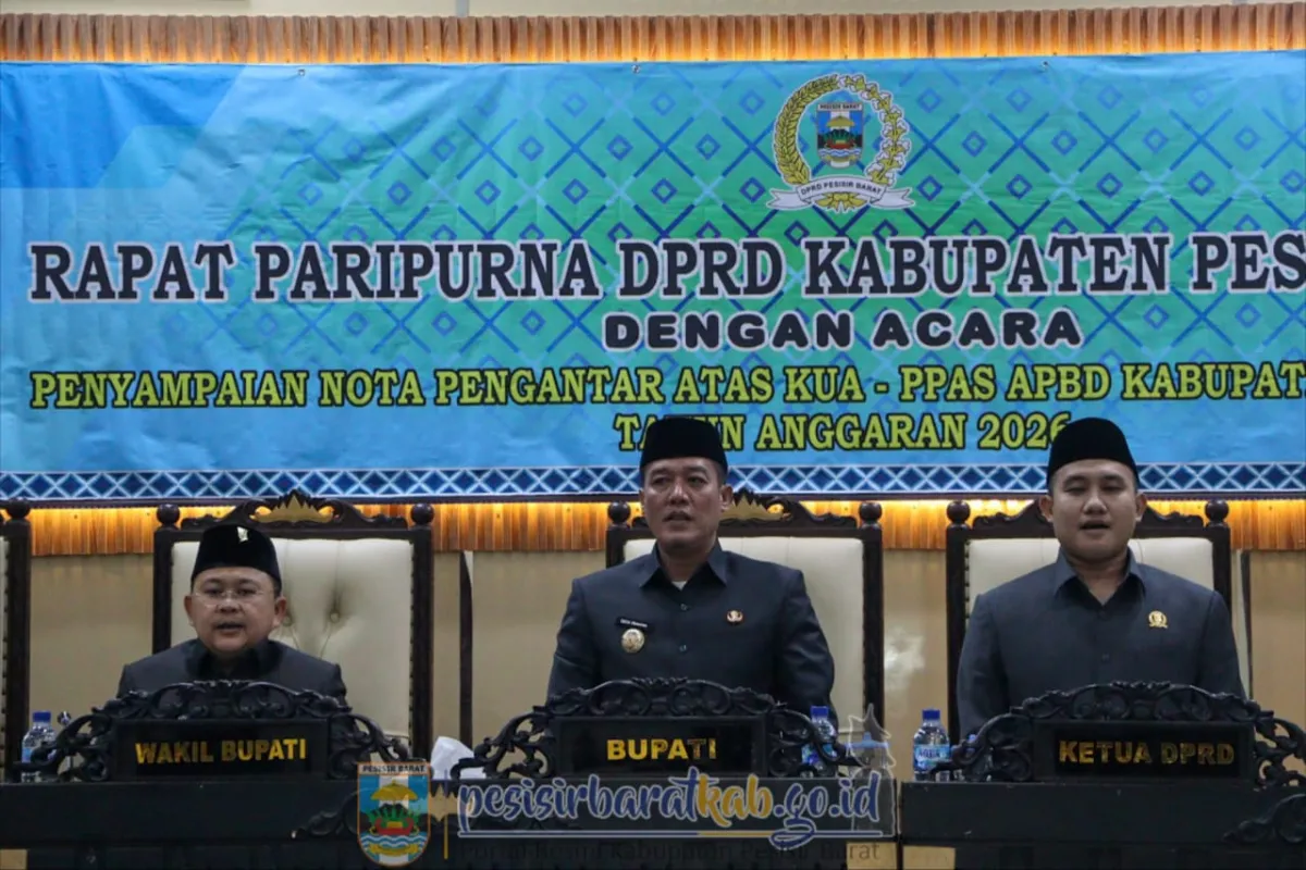 Bupati dan Wakil Bupati Pesisir Barat Hadiri Paripurna Penyampaian KUA-PPAS APBD 2026