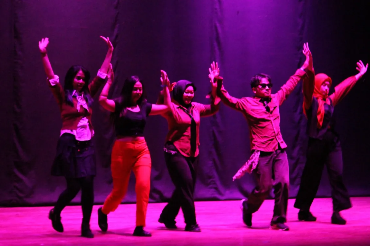 Mahasiswa Sastra Inggris UNAS Pentaskan Drama “The Eltons 2.0” di Gedung Kesenian Miss Tjitjih