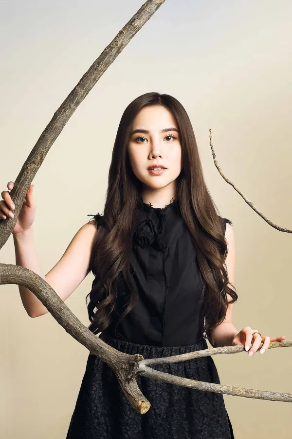 Agatha Chelsea Menjaga Keaslian Diri Lewat Musik dan Karya Terbaru "Nyaman"