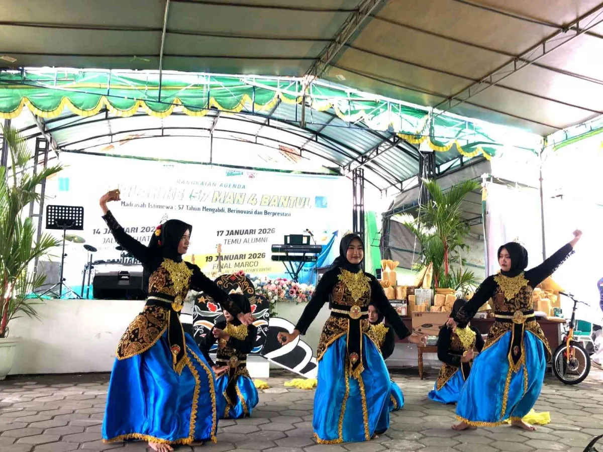 Srikandi MAN 4 Bantul Pentaskan Tari Mangastuti pada Peringatan Harlah ke-57