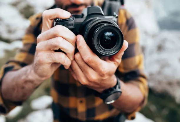 Fotografi di Ruang Publik Era Digital: Etika, Privasi, Hak Cipta, dan Tantangan Manipulasi Visual