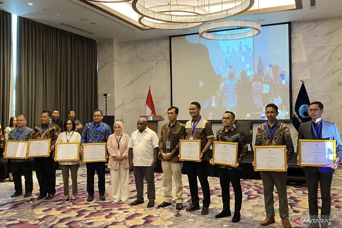 Kemenham Beri Penghargaan kepada Delapan Perusahaan yang Dinilai Patuh Prinsip HAM