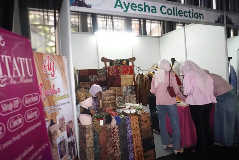 UMKM Fashion Angkat Warisan Minangkabau di Padang Fashion Summit 2025