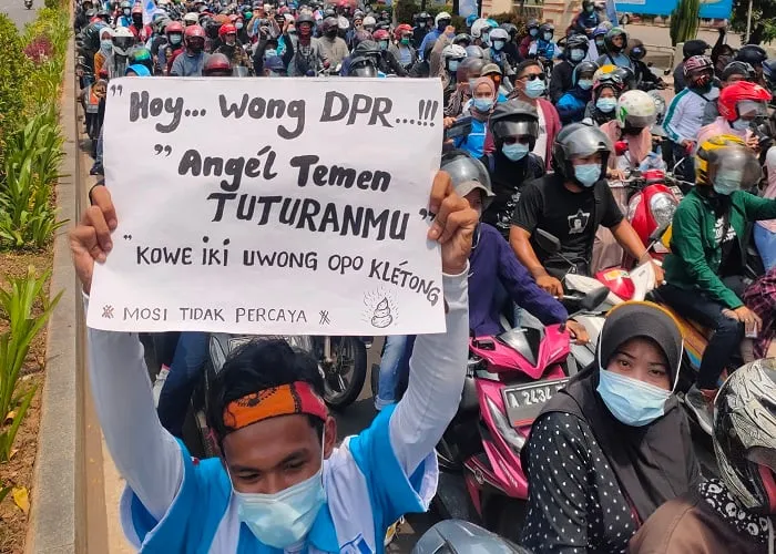 Buruh Kabupaten Serang Gelar Aksi Tolak Omnibus Law Cipta Kerja, Bawa Poster Unik