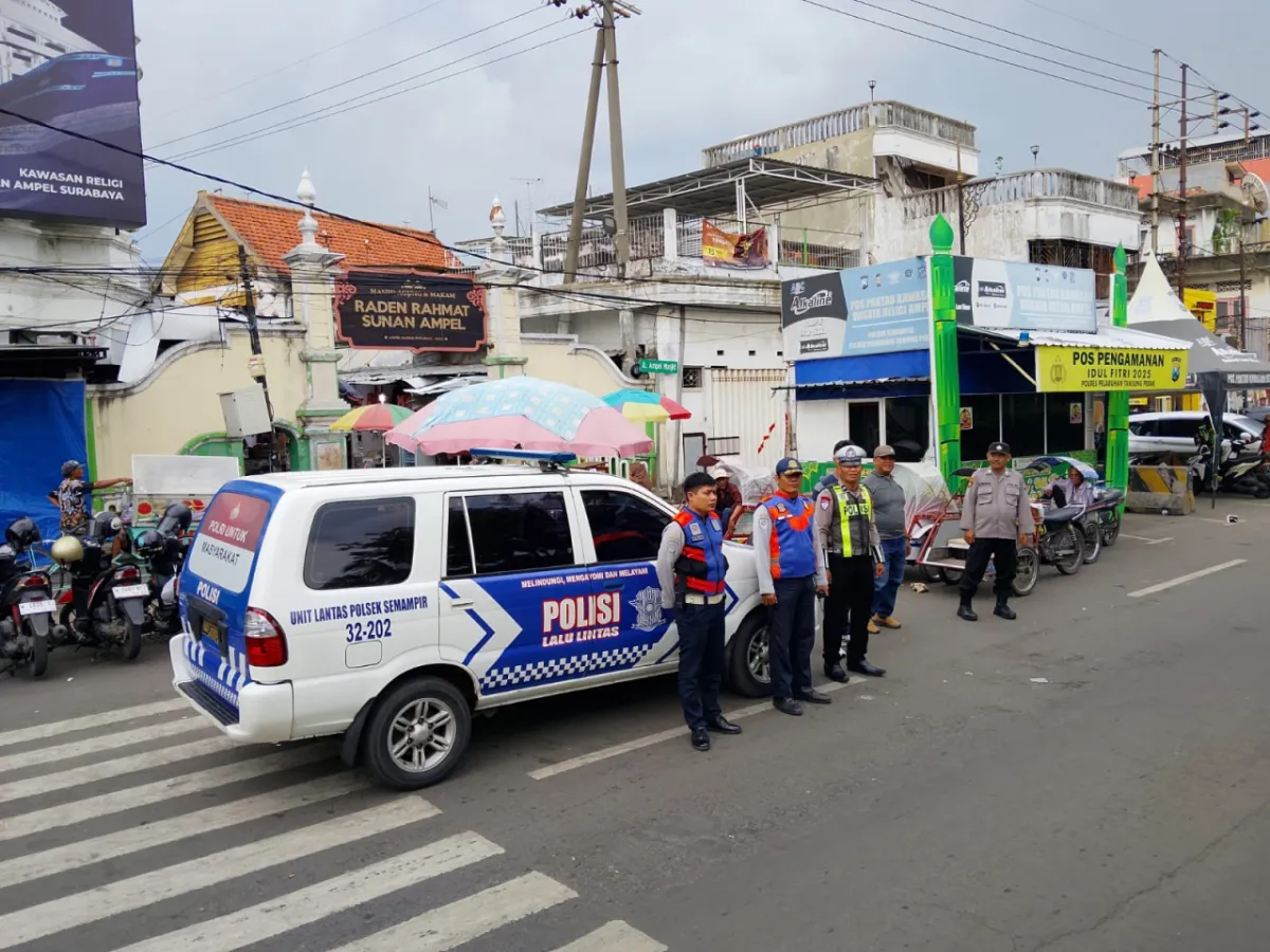Polsek Semampir Gelar Patroli Kamtibmas di Pintu Masuk Kawasan Wisata Religi Sunan Ampel