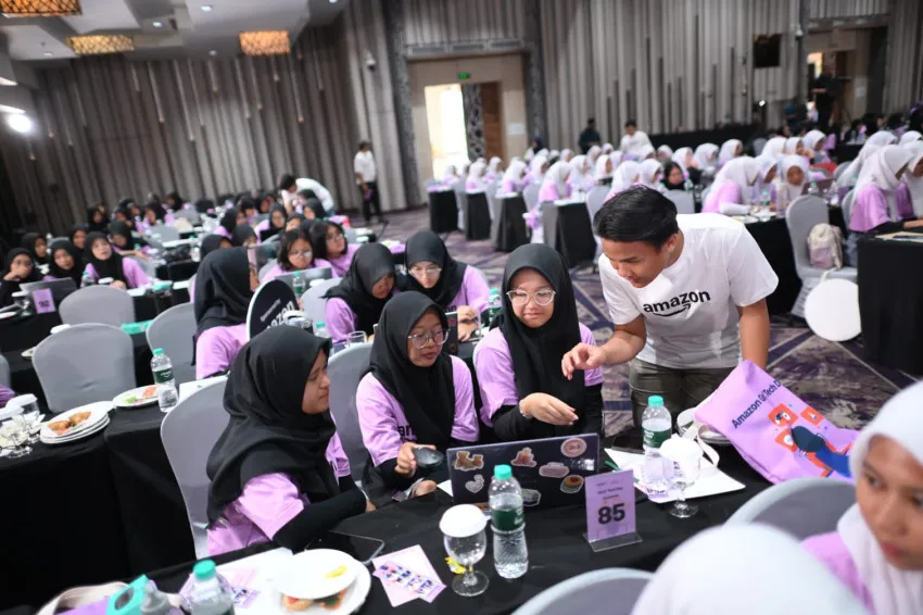 Amazon dan Prestasi Junior Indonesia Gelar Amazon Girls’ Tech Day, Libatkan 400 Siswi di Karawang dan Bekasi