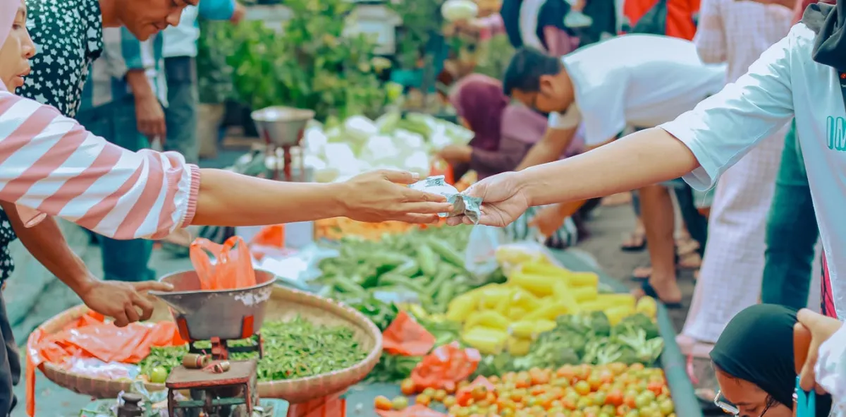 Tren ‘10 Ribu di Tangan Istri’: Romantisasi Hemat yang Menyembunyikan Ketimpangan Peran dan Tekanan Ekonomi