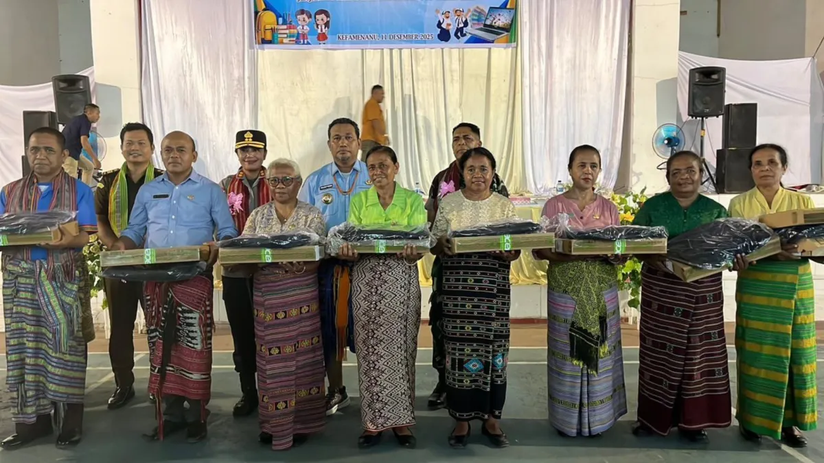 Pemkab TTU Serahkan Bantuan Laptop untuk 20 Sekolah Berprestasi Literasi