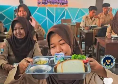 Ribuan Siswa di Suboh Situbondo Rutin Terima Menu MBG dari Dapur SPPG Cakra Digdaya