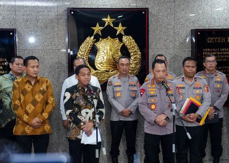 Menhut Raja Juli Antoni dan Kapolri Perkuat Investigasi Asal Gelondongan Kayu di Banjir Sumbar