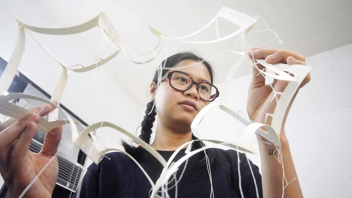 Seni Instalasi dari Kebiasaan Keluyuran Aurora Arazzi