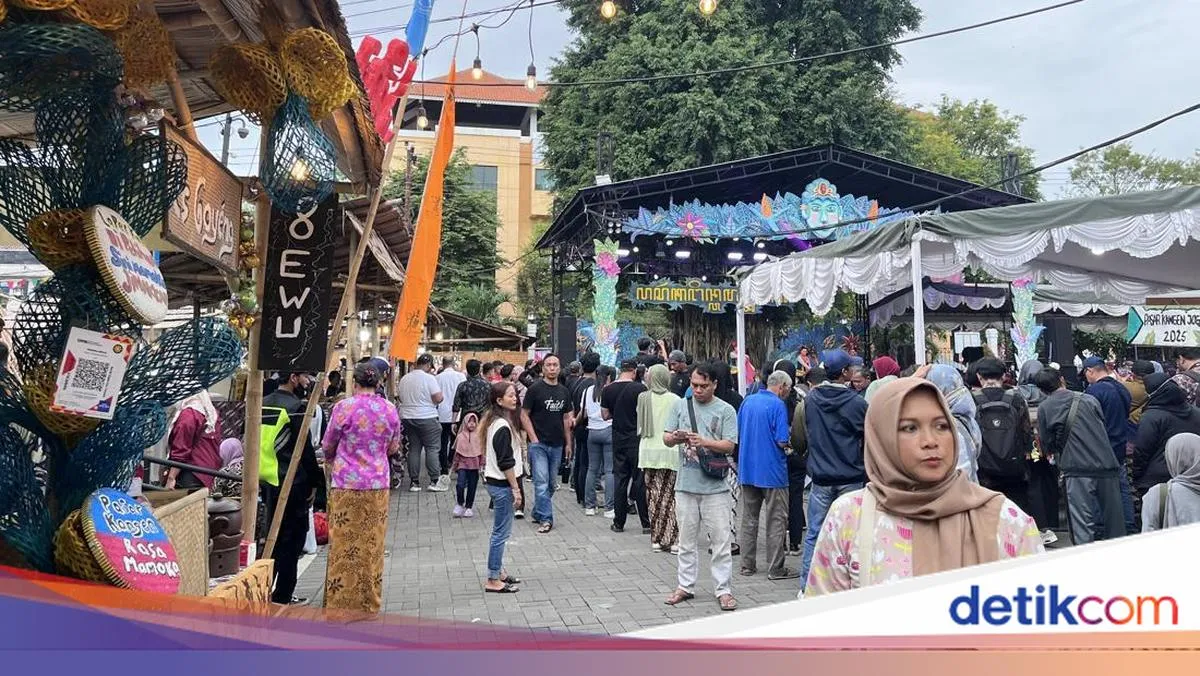Pengunjung Pasar Kangen 2025 Jogja Bernostalgia Lewat Jajanan Jadul