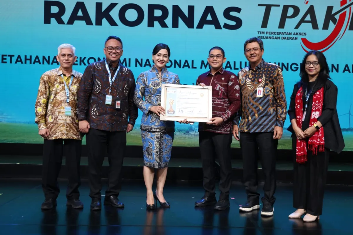 Pemkab Tanah Bumbu Raih Penghargaan TPAKD Terbaik Wilayah Kalimantan pada Rakornas 2025