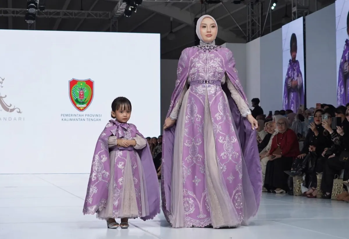 Dekranasda Kalteng Tampilkan Wastra Bertema Huma Betang di Jakarta Fashion Week 2026
