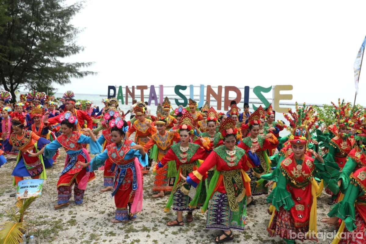 Sekitar 500 Penari Gelar Tari Massal Tradisional di Pantai Sunrise Pulau Pramuka