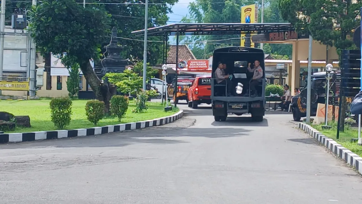 Ratusan Warga Kepung Polsek Ijen Bondowoso, Kapolsek Ditarik Paksa dan Personel Tambahan Dikerahkan