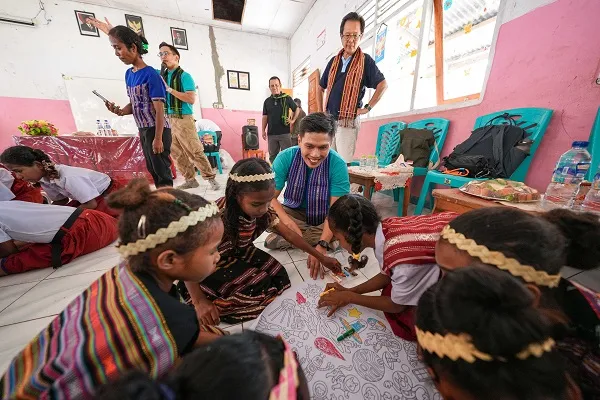 BCA Digital Salurkan 650 Seragam Sekolah di Alor dan Gelar Edukasi Literasi Keuangan