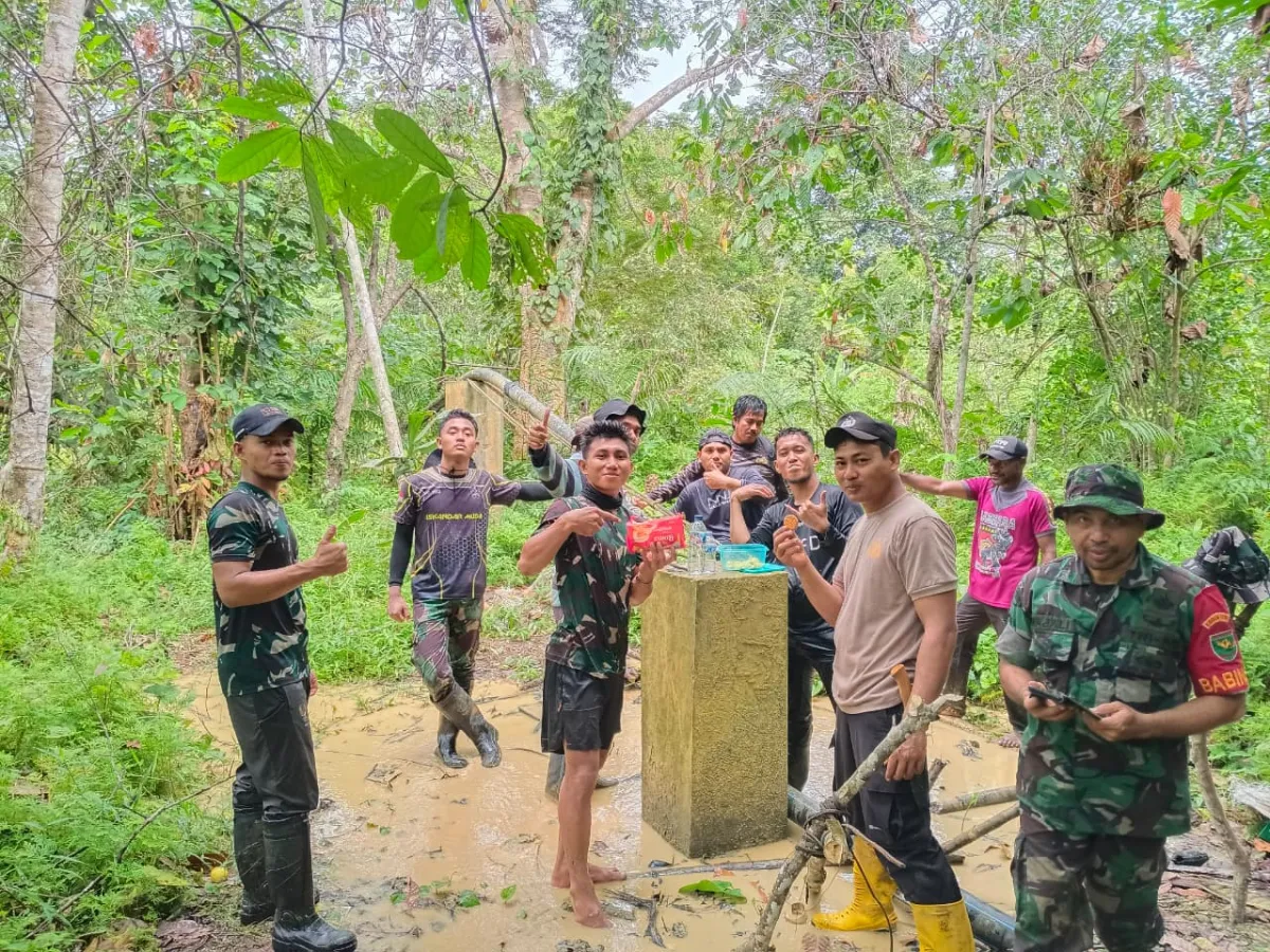 Personel Gabungan TNI–Polri Normalisasi Instalasi Air di Kampung Ummuaf, Keerom