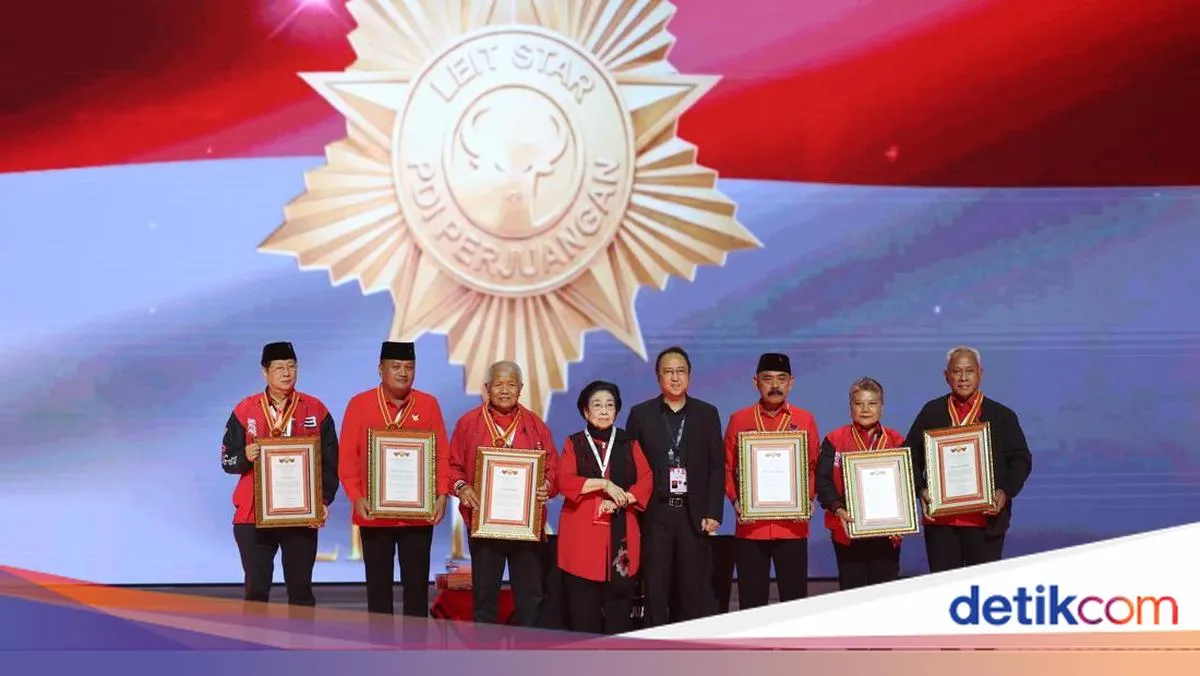 PDIP Beri Penghargaan 'Leit Star' kepada Enam Tokoh Senior di Rakernas